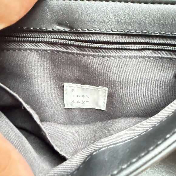 Black Faux Leather Shoulder Bag With Gold Chain & Detachable Strap By A New Day - Picture 4 of 11